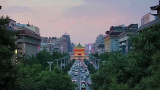 中国陕西西安钟楼附近的市区交通状况视频素材模板下载