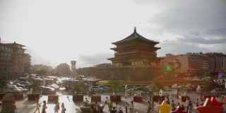 日落时分，中国陕西西安钟楼周围繁忙的交通