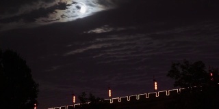 中国陕西西安，在夜晚的天空和西安城墙上，云在移动
