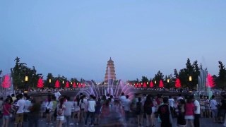 2013年6月27日，中国陕西省西安市，游客在大雁塔喷泉广场。视频素材模板下载