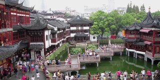 中国上海豫园市集九曲桥上人群的时间流逝