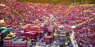 时光流逝:中国四川，山谷中的红色村庄，叫做色达