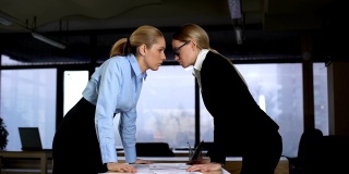两个女商人互相挑战，在工作中竞争