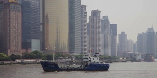 中国上海，船只穿过黄浦江。从外滩眺望