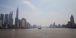 中国上海，船只穿过黄浦江。从外滩眺望