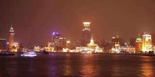 夜景浦东堤岸，灯火通明的游船在黄浦江上航行，
