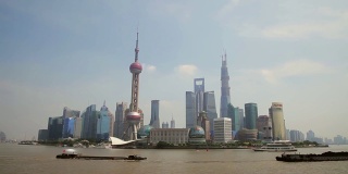 中国上海黄浦江上的游船。从外滩眺望