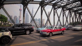 2013年9月10日，中国上海，外白渡桥交通时间。视频素材模板下载