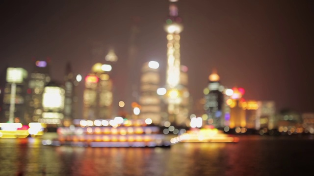 浦东堤岸的夜景，黄浦江上灯火通明的游船，