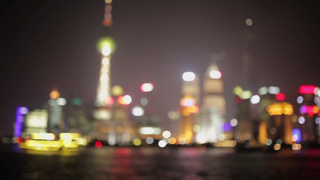 浦东堤岸的夜景，黄浦江上灯火通明的游船，