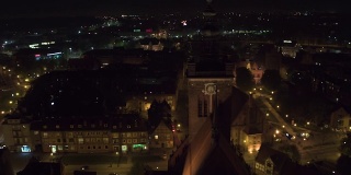 无人机飞过了Gdańsk的教堂塔。