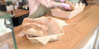 新鲜出炉的传统意大利面包，夏巴塔面包放在白篮子里。意大利食品的概念。