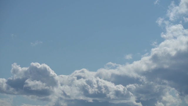 只有夏天的蓝天和动态的灰白色的云。天空遮蔽了厚厚的乌云。全高清时间流逝镜头
