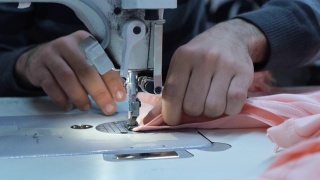 裁缝在缝纫机上工作视频素材模板下载