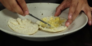 用人造黄油和奶酪填充委内瑞拉的传统食物arepa