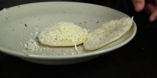 用人造黄油和奶酪填充委内瑞拉的传统食物arepa
