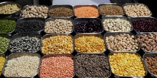 在旧德里的香料市场上出售的各种豆类
