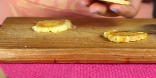 帮助妇女制作Patacon或toston，这是一种油炸的扁平绿色大蕉，是加勒比地区的传统小吃或佐餐品