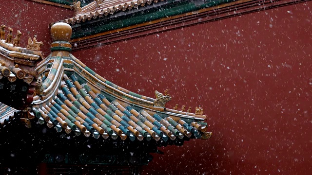 中国传统风格的凉亭与五颜六色的屋顶在雪