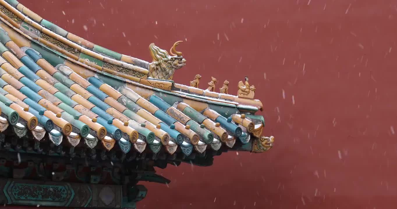 中国传统风格的凉亭与五颜六色的屋顶在雪