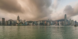 从黑夜到白天的时间流逝香港城市的天际线。从维多利亚港眺望香港
