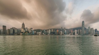 从黑夜到白天的时间流逝香港城市的天际线。从维多利亚港眺望香港视频素材模板下载