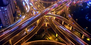 在有雾的夜晚，高速公路交汇处鸟瞰图的超缩。交通概念中的桥梁、道路或街道。中国上海市区的城市结构。