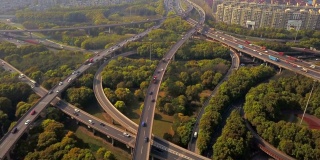 公路路口的汽车鸟瞰图，绿树环绕。桥梁、道路或街道在建筑结构和交通概念上。前视图。城市城市，中午，中国上海。