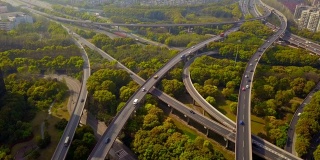 公路路口的汽车鸟瞰图，绿树环绕。桥梁、道路或街道在建筑结构和交通概念上。前视图。城市城市，中午，中国上海。