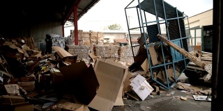 一辆装满废纸的卡车把纸盒送到了回收中心