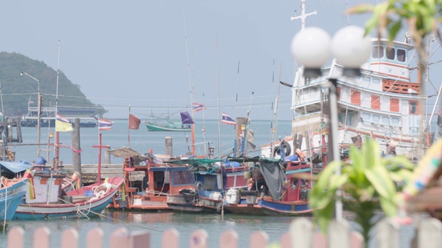 泰国芭堤雅港口的渔船