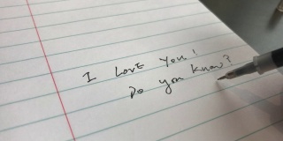 我爱你，你知道吗?在纸上写字