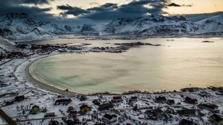 航拍:冬季挪威罗浮敦群岛的海湾视频素材模板下载