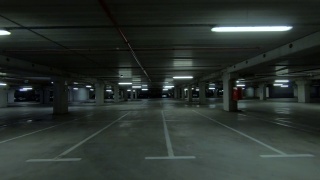 空旷黑暗的地下停车场视频素材模板下载