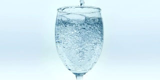 将苏打水倒入一个透明的玻璃杯中。