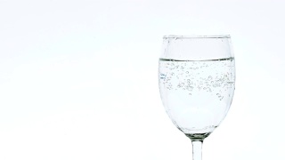 Pouring soda water into a clear glass.视频素材模板下载