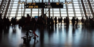 4K时间推移的人群乘客和游客步行和奔跑在高峰时间在浦东国际机场航站楼，中国上海，旅游和交通的概念