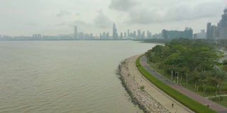深圳白天。南山区城市天际线和海湾公园。中国空中拍摄