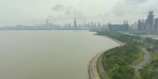 白天的深圳城市景观。南山区城市天际线和海湾公园。中国空中拍摄