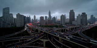 上海市区高速公路鸟瞰图，多云的天空和暴雨，中国。亚洲智慧城市的金融区和商业中心。摩天大楼和高层建筑的俯视图。