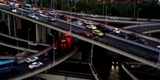 高速公路高峰时间的交通堵塞。晚上，中国上海市中心的桥上和路上的汽车。