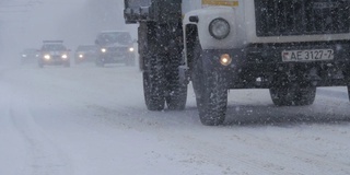 城市遭遇暴风雪天气。交通在城市中行驶，在暴风雪期间。