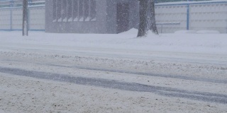 城市遭遇暴风雪天气。交通在城市中行驶，在暴风雪期间。