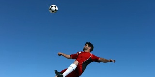 足球运动员在半空中踢球，慢动作