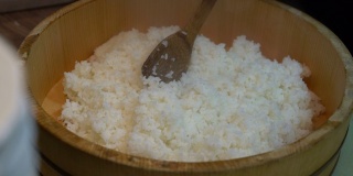 制作寿司米饭