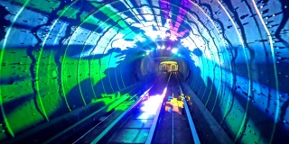 外滩观光隧道的穿梭列车。中国上海的地铁列车。黄浦江下的灯光隧道是上海五大旅游景点之一