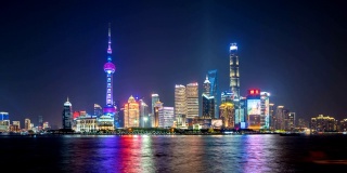 黄浦江畔上海市区天际线上的明珠时光流逝，中国。亚洲智慧城市的金融区和商业中心。晚上外滩附近的摩天大楼和高层建筑。