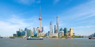 黄浦江畔上海市区天际线上的明珠时光流逝，中国。亚洲智慧城市的金融区和商业中心。摩天大楼和外滩附近的高层建筑在中午。