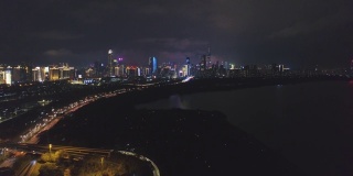 深圳夜景。福田区城市天际线和深圳湾。中国空中拍摄