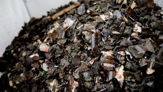 棕色破碎空瓶袋回收-回收废物视频素材模板下载